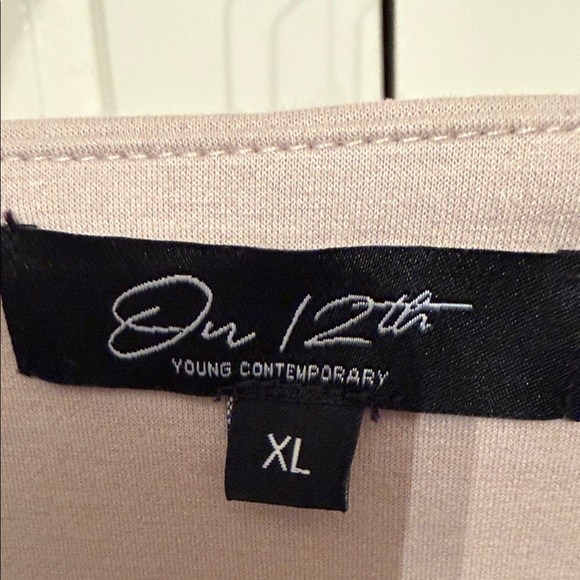 Elegant Cream Sleeveless Peplum Top - Picture 2 of 4